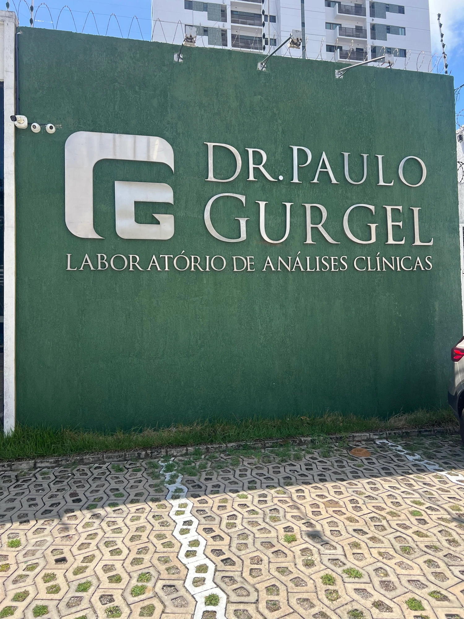 Fachada com a marca do Laboratório Dr. Paulo Gurgel